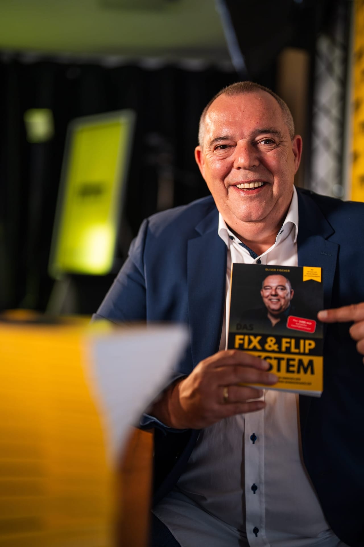Oliver Fischer mit dem FIX&FLIP Buch